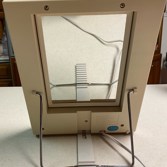 SOLD 👁️👀Vintage 1988  Clairol True-To-Light Make-Up Mirror III trifold - Picture 9 of 10